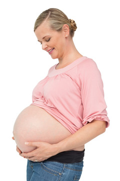 微笑着摸着肚子的孕妇