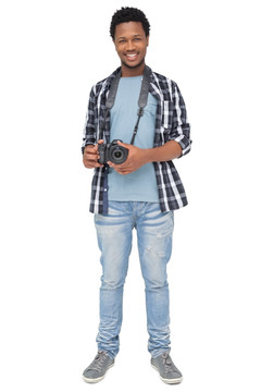 快乐的男性摄影师拿着相机