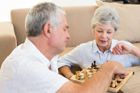 老夫妇在客厅下国际象棋