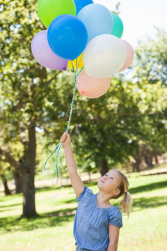 一个年轻女孩拿着气球