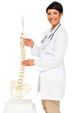微笑着拿着骨骼模型的医生