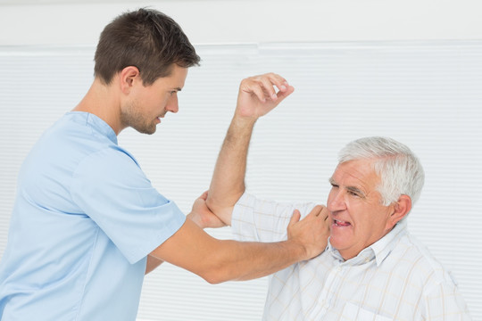 男治疗师协助病人伸展手臂