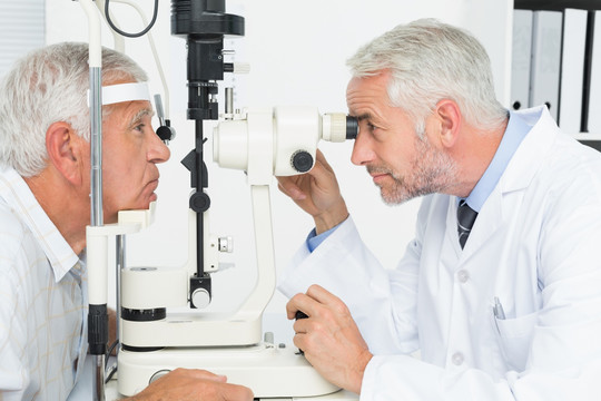 验光师为老年患者做视力测试