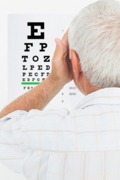 在医务室看视力表的老年人