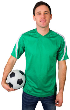 穿着绿色球衣的男足球运动员