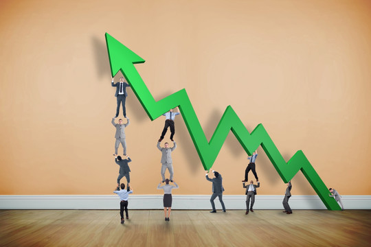 企業(yè)團隊舉著數(shù)據(jù)箭頭的復(fù)合形象
