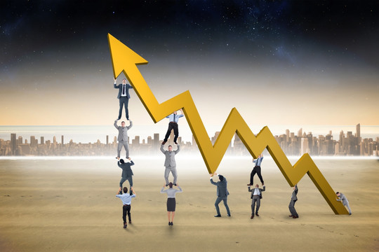 企業(yè)團隊舉著數(shù)據(jù)箭頭的復(fù)合形象