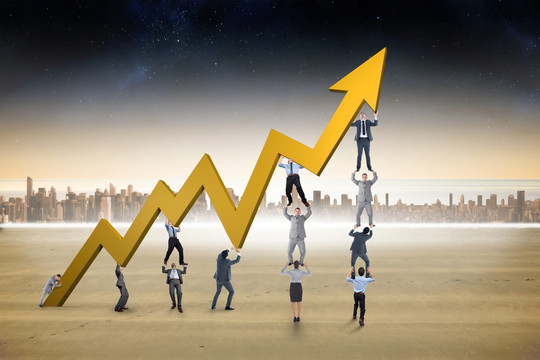 企業(yè)團隊舉著數(shù)據(jù)箭頭的復合形象