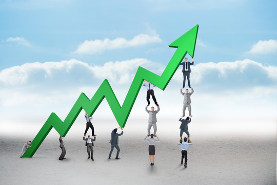 企業(yè)團隊舉著數(shù)據(jù)箭頭的復合形象
