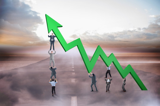 企業(yè)團(tuán)隊(duì)舉著數(shù)據(jù)箭頭的復(fù)合形象