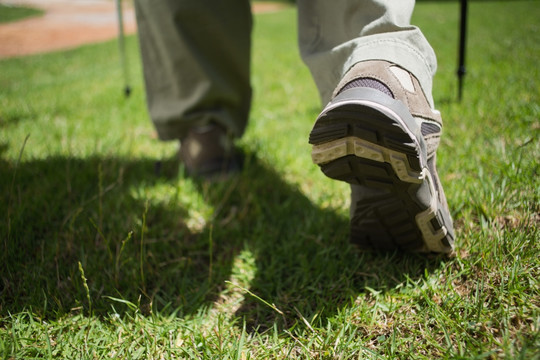 登山靴走在草地上