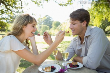 互相喂彼此吃蛋糕的夫妇