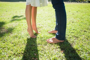 光着脚在公园里的情侣