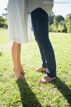 光着脚在公园里的情侣