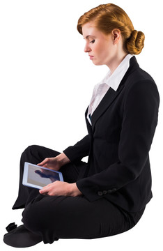 坐着使用平板电脑的商务女人