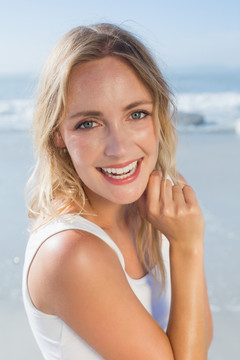 微笑的女人在海滩上