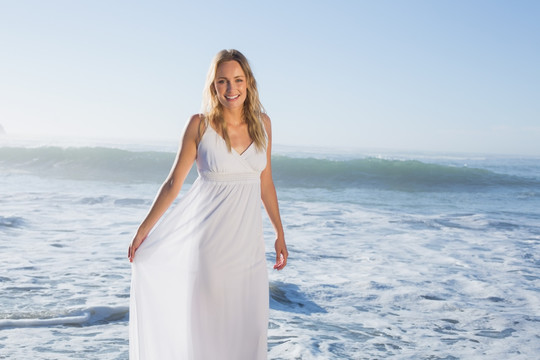 穿着白裙在海滩上的女人