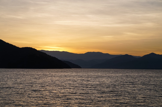 泸沽湖日出