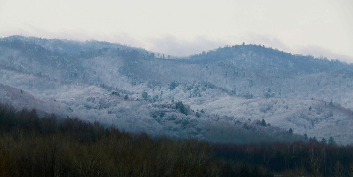 雪后的山岭