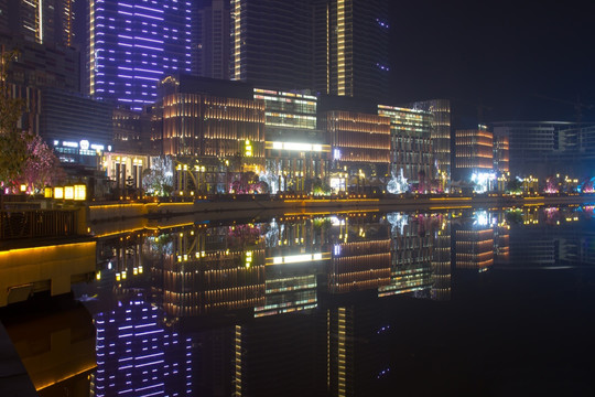 城市河边夜景