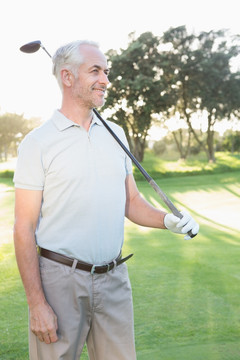 微笑的男人拿着高尔夫球杆