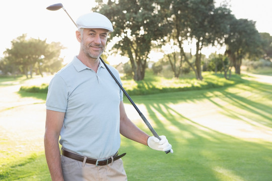 微笑的男人拿着高尔夫球杆