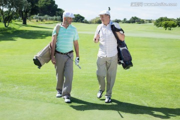 高尔夫球场上的两个男人