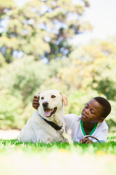 男孩和拉布拉多犬在公园里