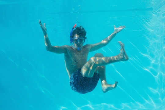 在水下游泳的男人