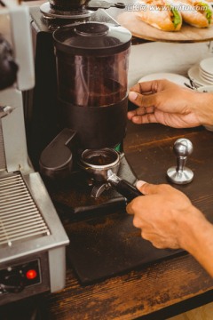 制作咖啡的咖啡师