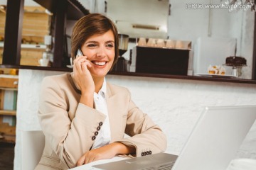 微笑着打电脑的商务女人