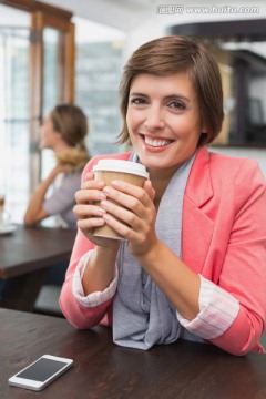 漂亮的女人拿着一杯咖啡