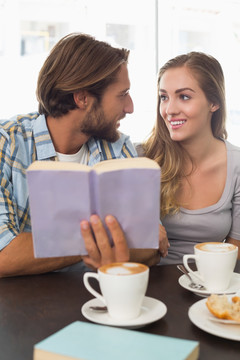 在咖啡馆里看书的一对夫妇