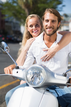 在公路上骑摩托车的夫妇