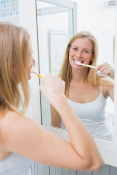 在浴室里刷牙的女人