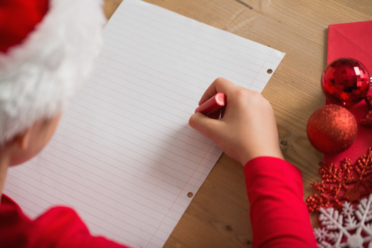 小女孩在家里给圣诞老人写信