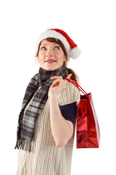戴着圣诞帽的女人拎着购物袋