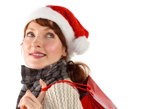 戴着圣诞帽的女人拎着购物袋