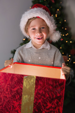 拿着圣诞礼盒的男孩