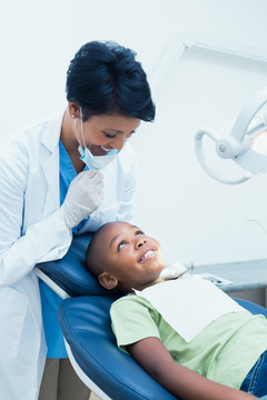 牙医微笑着看着病人