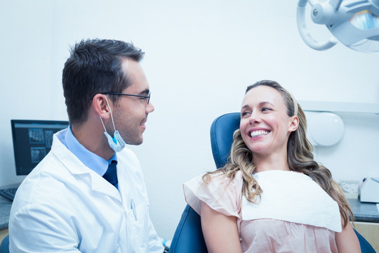 牙医微笑着和病人交谈