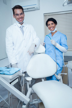 微笑的男性和女性牙医