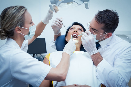 牙医为牙医做检查