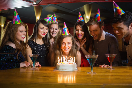 在夜总会庆祝生日的商务男女