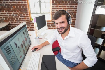 在电脑上工作的商务男人