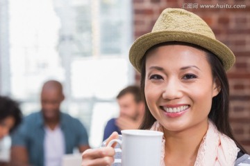 微笑着喝咖啡的商务女人