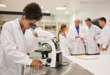 在大学里使用显微镜的医学生