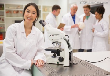 在大学里使用显微镜的医学生