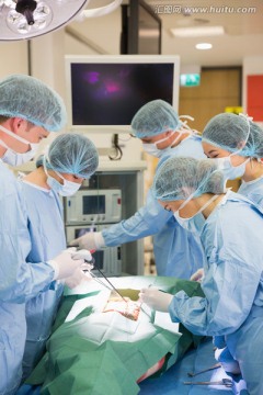 医学生在大学模拟做手术
