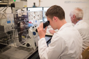 使用显微镜做实验的技师